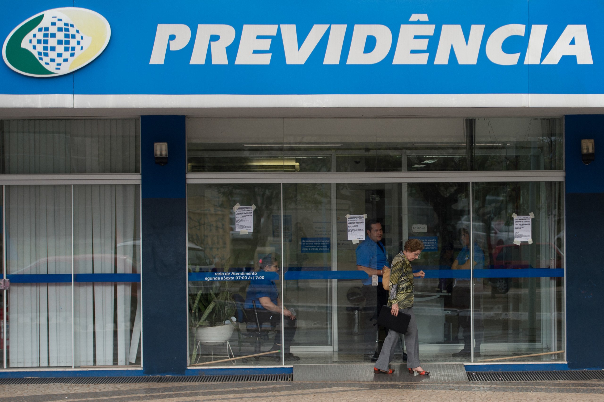 inss-elabora-ressarcimento-a-aposentados-e-pensionistas;-lupi-cai
