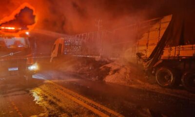 carga-de-soja-incendeia-em-rodovia-e-demanda-18-mil-litros-de-agua-no-combate
