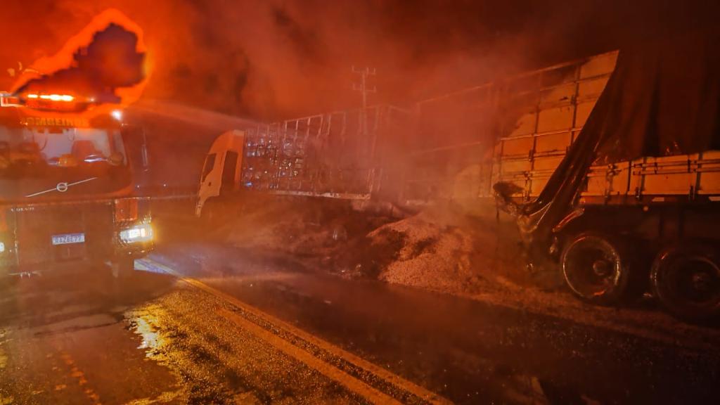 carga-de-soja-incendeia-em-rodovia-e-demanda-18-mil-litros-de-agua-no-combate