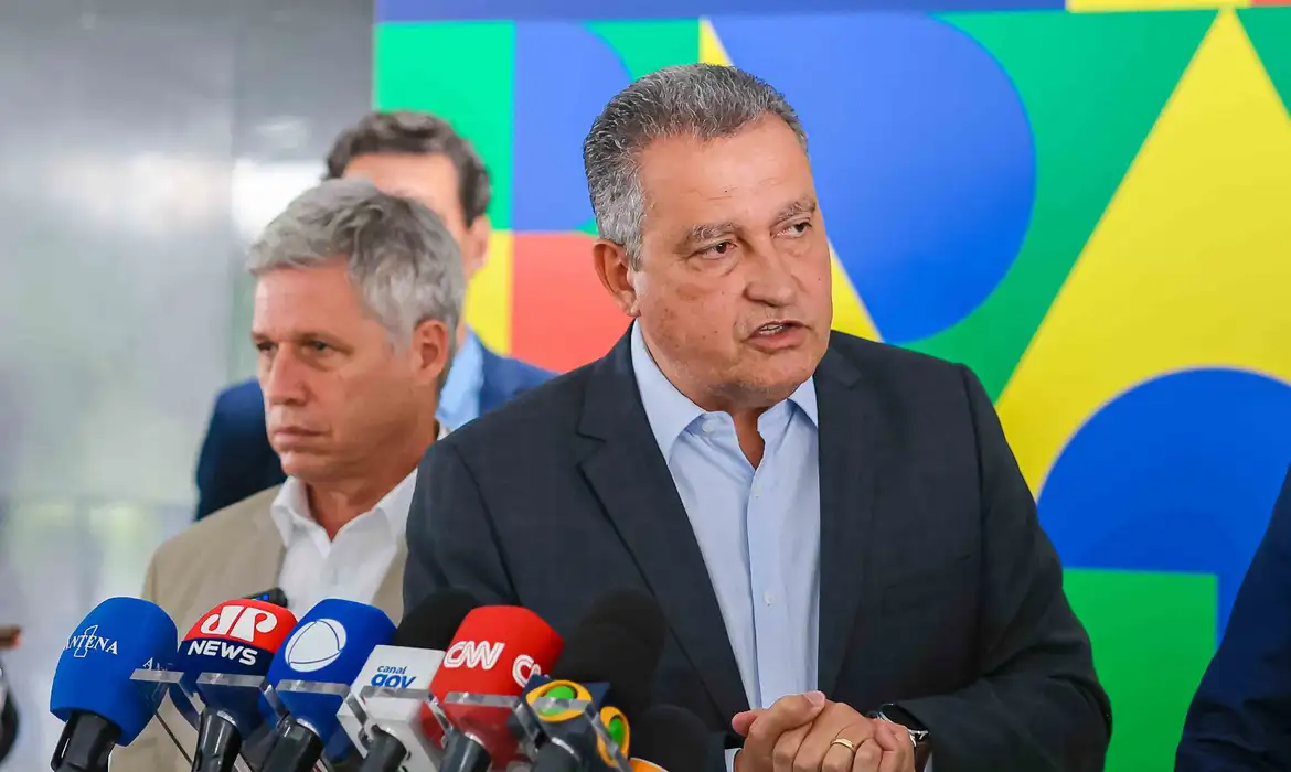 mesma-turma-que-derrubou-a-mp-do-iof-comemorou-o-fechamento-da-ford,-alfineta-ministro