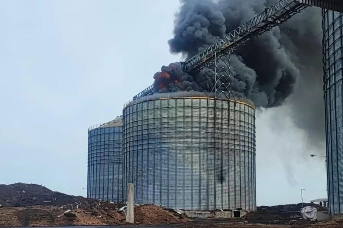 incendio-de-grandes-proporcoes-atinge-silo-de-soja-no-sul-do-rs